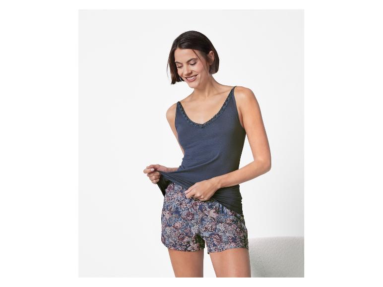Nachthemd und Shorts: Komfort und Blumenmuster.