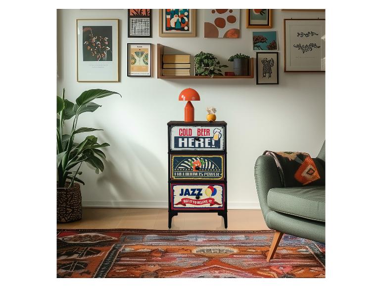 Kommode mit drei Schubladen, die die Texte „COLD BEER HERE!“, „FREEDOM IS POWER“ und „JAZZ“ zeigen.