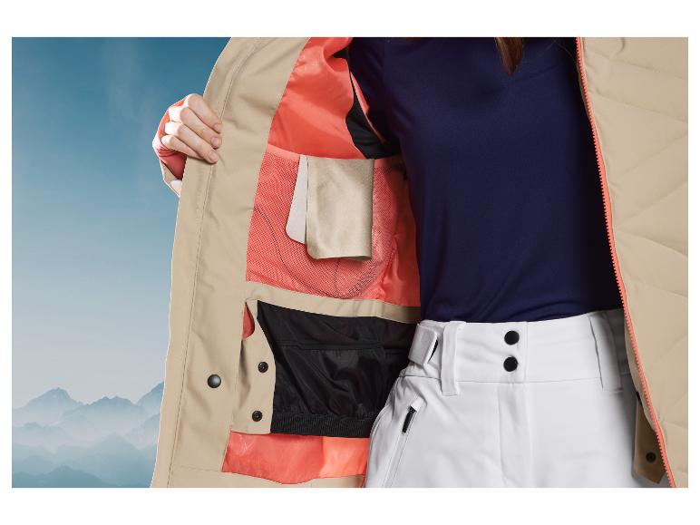 Beige Skijacke mit rosa Futter und weiße Hose.