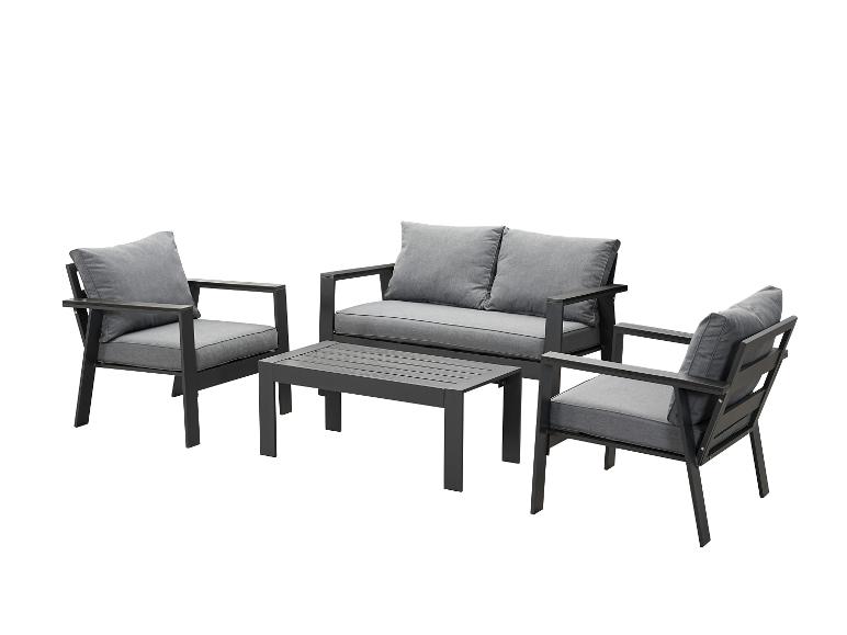 Graues Outdoor-Möbelset mit Sofa, zwei Sesseln und einem Tisch.
