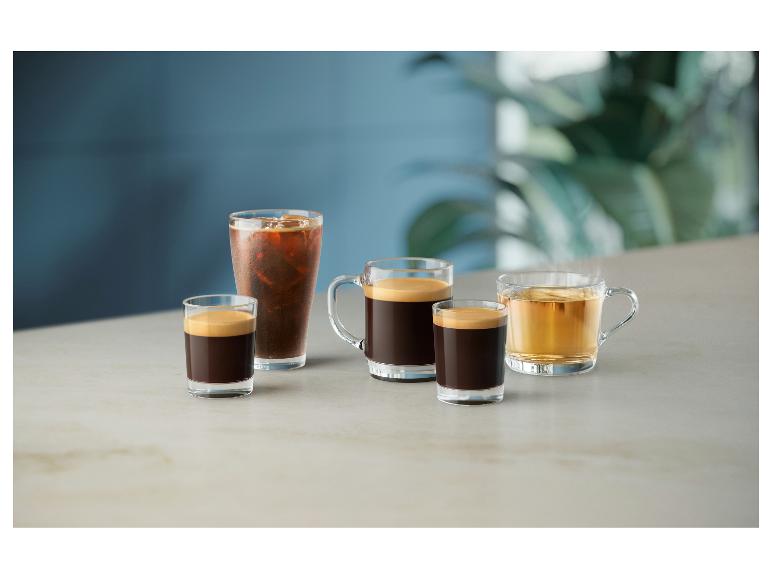 Verschiedene Kaffee- und Teegetränke in Gläsern auf einer hellen Oberfläche.