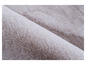 Nahaufnahme eines weichen, grauen Teppichs.
