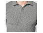 Ein graues, geripptes Poloshirt für Herren.
