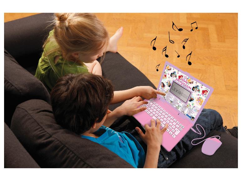 Zwei Kinder spielen mit einem pinken Disney Princess Lexibook Laptop.
