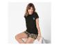 Zweiteiliger Damenpyjama mit Leoparden-Shorts und schwarzem T-Shirt mit dem Text „Pretty wild“