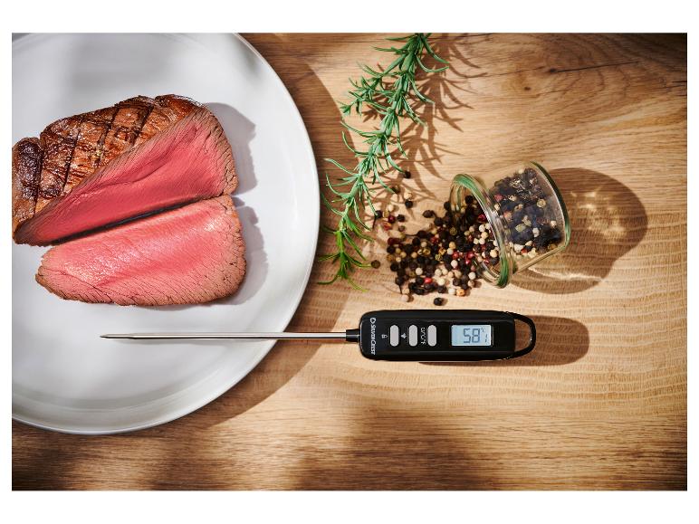 SilverCrest Digitalthermometer neben geschnittenem Roastbeef, Pfeffer und Rosmarin.
