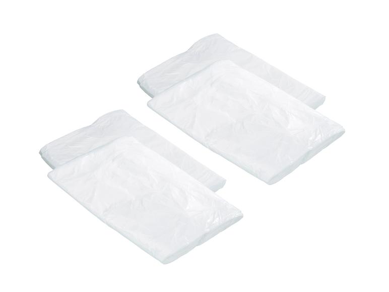 Vier weiße, rechteckige Plastikmüllsäcke, gefaltet und gestapelt