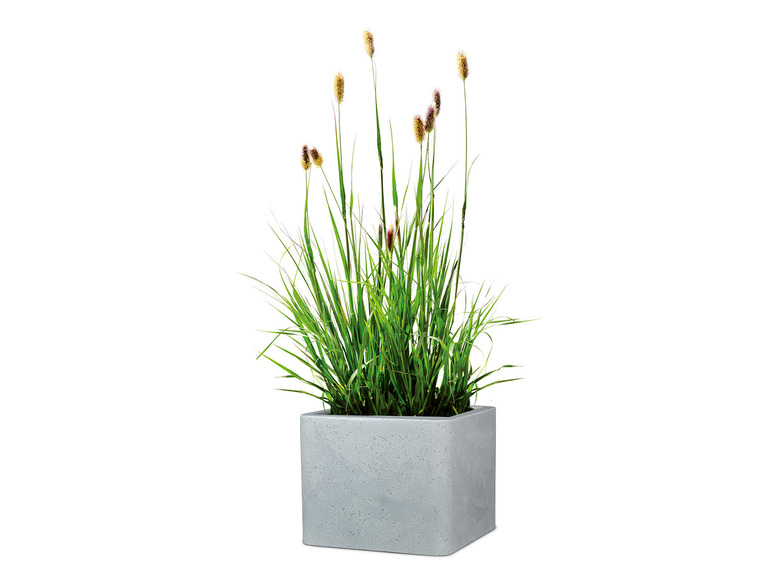 Ein grauer quadratischer Blumentopf mit Gras