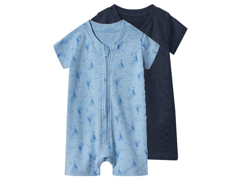 Blauer Baby-Strampler mit Segelbooten und dunkelblaues T-Shirt.