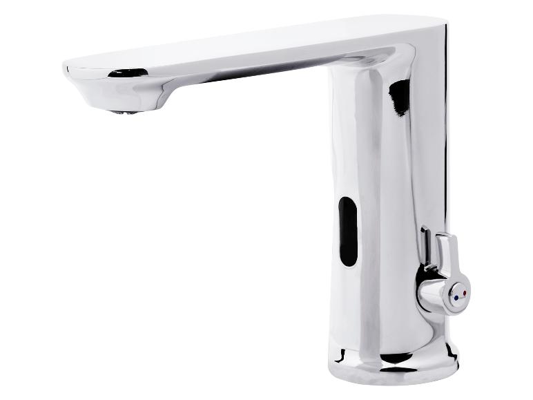 Chromarmatur mit Sensor, modernes Design.