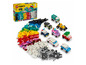 LEGO Classic Set mit verschiedenen Autos und bunten Steinen.