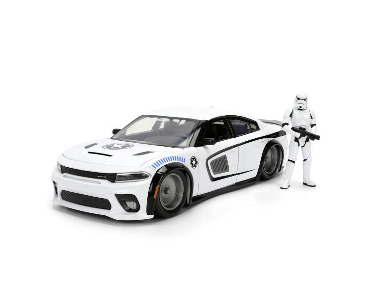 Weißes Auto mit schwarzen Details und eine Soldatenfigur mit Gewehr.