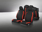 Schwarze Autositzbezüge mit roten Details.