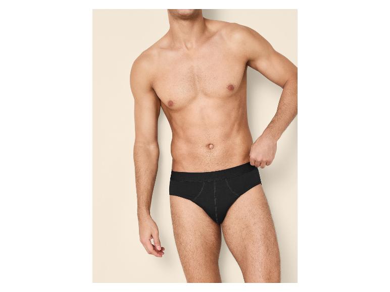 Oberkörperfreier Mann in schwarzen Slips
