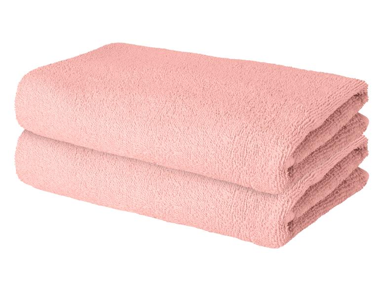 Zwei ordentlich gefaltete rosa Handtücher übereinander gestapelt