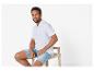 Weißes Polohemd und Jeans-Shorts: lässiger Look für Herren.