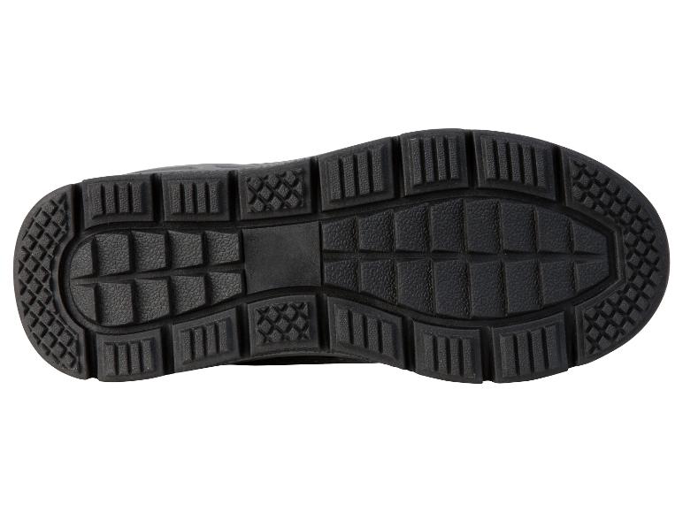 Schwarze Gummisohlen für Sportschuhe.