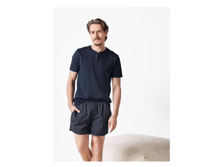 Herren-T-Shirt und gestreifte Boxershorts.