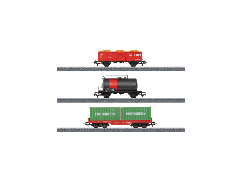 Drei verschiedene Güterwagen auf Gleisen: ein roter mit goldener Ladung, ein schwarzer Kesselwagen und ein grüner Containerwagen.