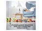 Lego Spielzeug, darunter ein Zug und Figuren, für Kinder.