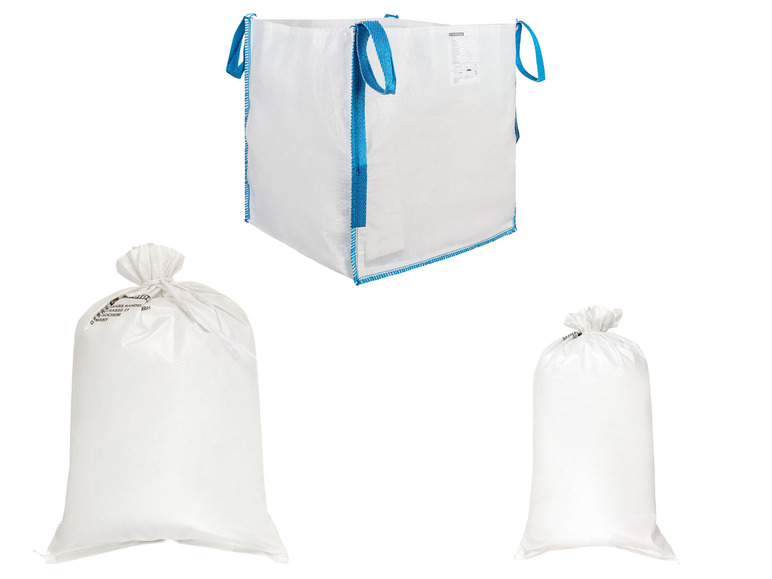 Ein großer weißer Big Bag mit blauen Bändern und zwei kleinere weiße Säcke.