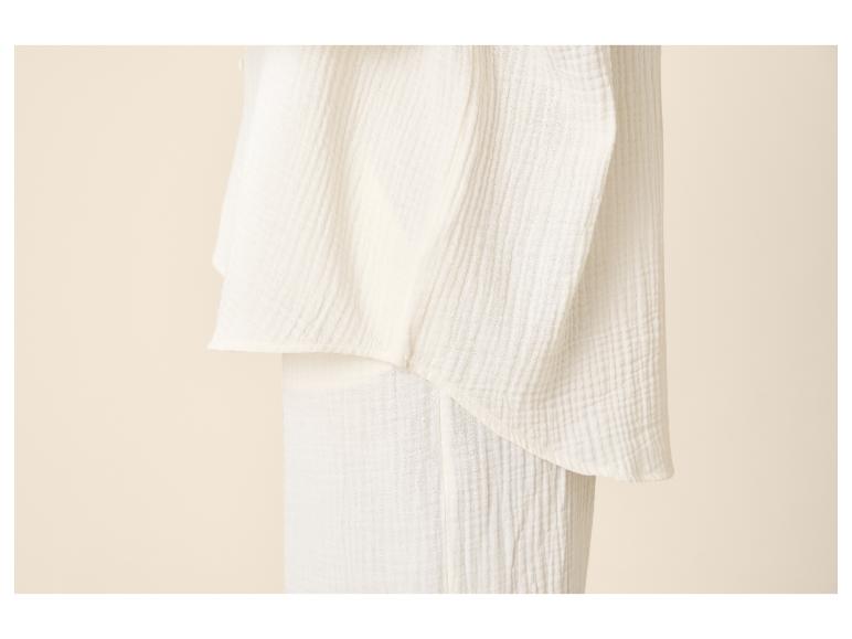 Weißer Baumwollstoff mit gekräuselter Textur, ideal für Loungewear oder Nachtwäsche.