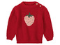 Ein roter Strickpullover mit einem Erdbeermotiv.