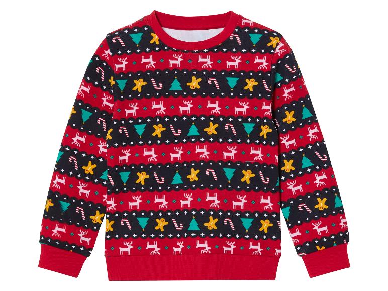 Ein roter Weihnachtspullover mit Rentieren, Lebkuchenmann und Weihnachtsbaum