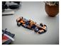 Ein McLaren Formel-1-Rennwagen aus Bausteinen, auf einem Schreibtisch.