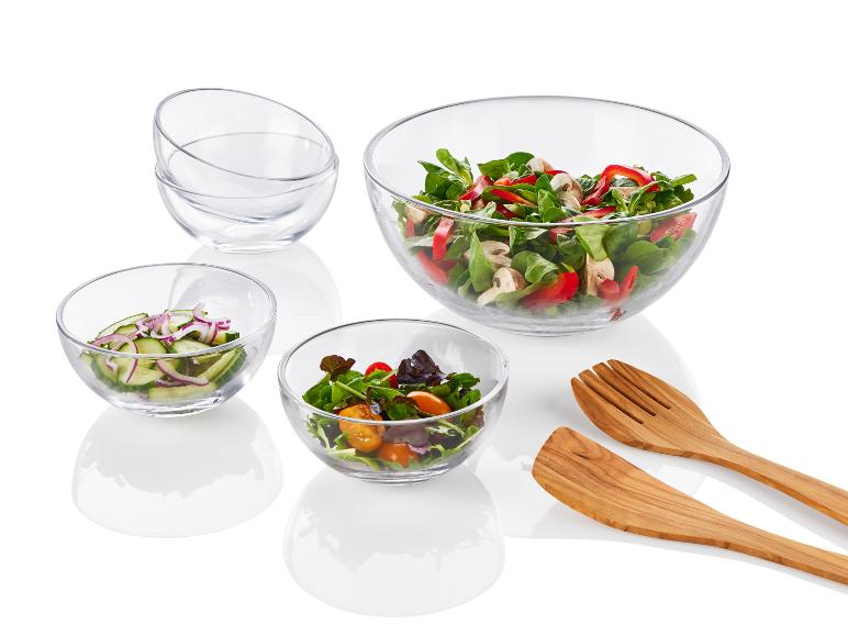 Salat in Glasschalen und Holzbesteck.