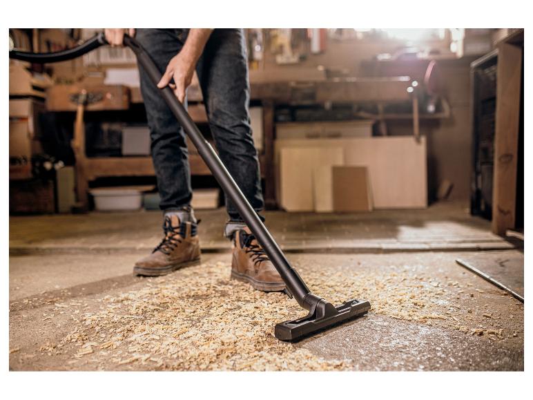 Kärcher Nass-/Trockensauger KWD 4 saugt Holzspäne in einer Werkstatt auf