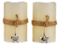 Zwei beige LED-Kerzen mit Kordel und Sternanhänger.