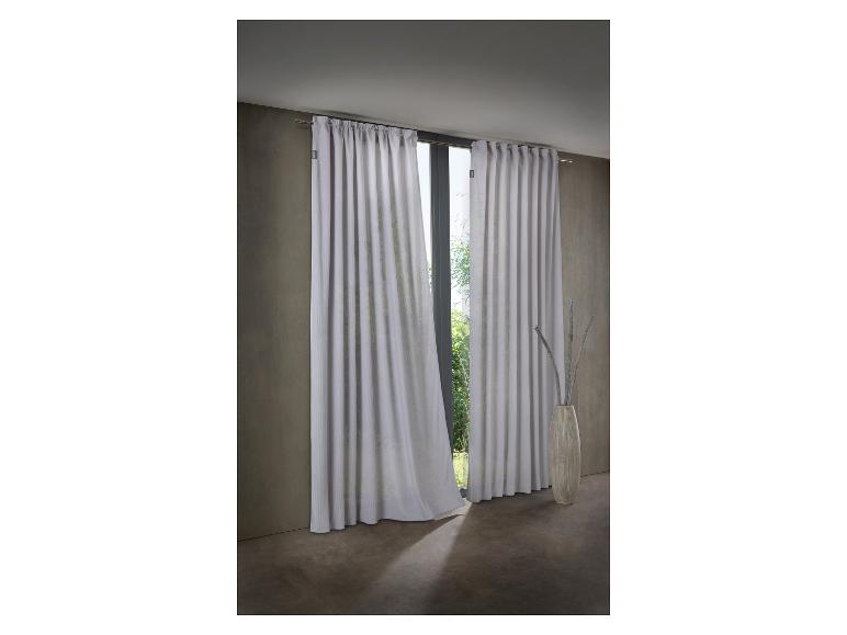 Hellgraue Vorhänge mit dezentem Muster, an einer Stange hängend, vor einem Fenster mit einer Dekovase.