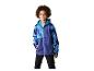 Junge in blau-türkiser gemusterter Jacke, schwarze Hose