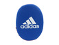 Ein blauer Adidas Box-Trainings-Pad.