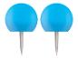 Zwei blaue Reißnägel mit rundem Kopf für eine Pinnwand.