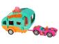 Ein rosa Spielzeugauto zieht einen türkisfarbenen Wohnwagen mit dem Schriftzug 'Ko Let's Go!'.