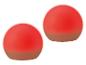 Zwei rote und braune kugelförmige Desserts, möglicherweise schokoladenüberzogene Früchte oder Pralinen.