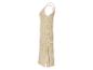 Beige gehäkeltes Maxikleid im Boho-Stil.