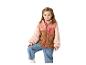 Mädchen in bunter Teddyfleece-Jacke und Jeans, ein Bein angehoben.