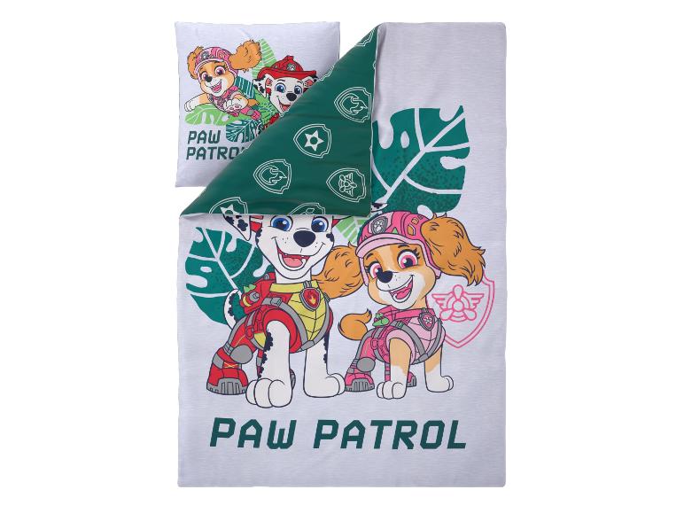 Kinderbettwäsche mit den Paw Patrol-Charakteren Marshall und Skye vor einem Hintergrund aus tropischen Blättern.
