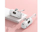 Zwei weiße 15W Powerbanks mit 100% Ladung, eine auf einem weißen Podest.
