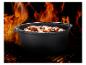 GSW Dutch Oven aus schwarzem Eisen mit Deckel, 24 cm, 4,2 L, auf einem flammenden Grill.