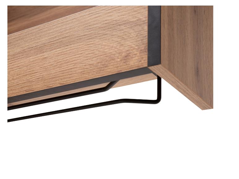 Detail einer Holzschublade mit schwarzem Metallbügel.