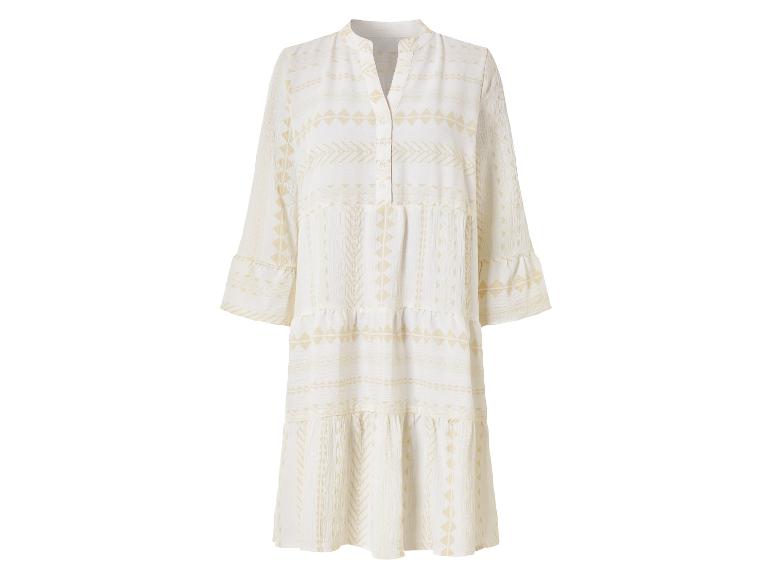Langes weißes Kleid mit beige geometrischem Muster.