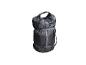 Ein schwarzer Schlafsack, zusammengerollt und mit Riemen befestigt.