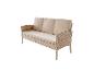 Dreisitzer-Gartensofa aus Rattan mit cremefarbenen Kissen.