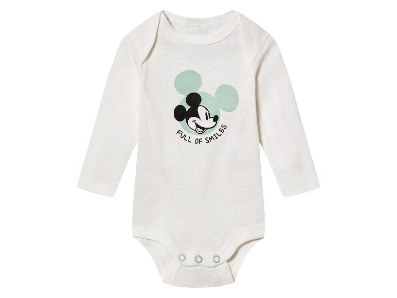 Weißer Babybody mit langen Ärmeln und Mickey Mouse Motiv.