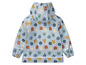 Eine blaue Regenjacke mit einem Muster aus lustigen Monstern.