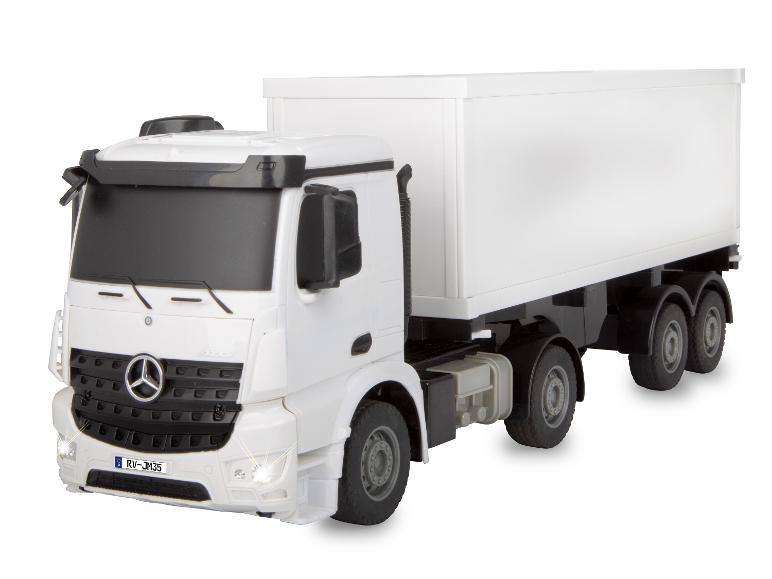 Weißes Modell eines Mercedes-Benz Actros Lkw mit Anhänger.